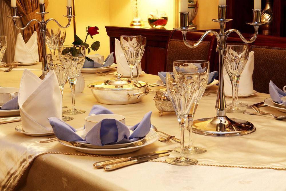Intercontinental Dar Al Iman Madinah By Ihg Hotel Medina Exterior foto The image shows a beautifully arranged dining table set for a formal occasion. The table is covered with a light-colored tablecloth, and the place settings include elegant dinnerware, including plates and crystal glassware. 

Each place setting has f